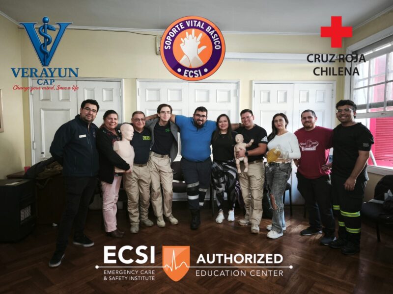 Foto de grupo del equipo y alumnos con los sellos ECSI y Cruz Roja Chilena
