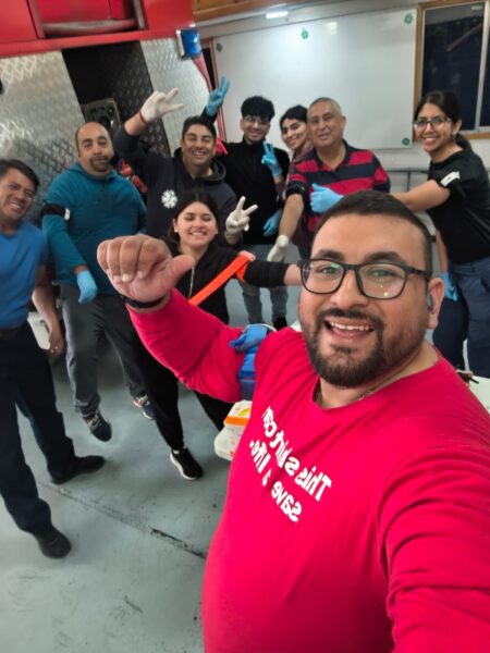 Instructor y alumnos celebrando el cierre del curso en el cuartel