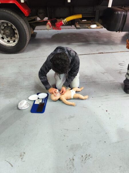 Alumno ventilando con mascarilla a un fantoma de lactante