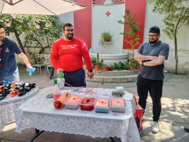 Taller de heridas en una mesa al aire libre con simuladores de herida